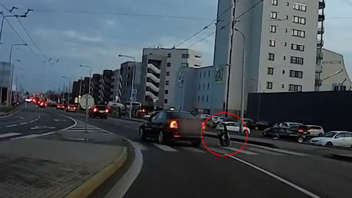 Srazil autem seniora a ujel. Policie v Brně hledá falešného taxikáře z videa